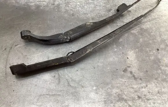 Front wiper blade arm
