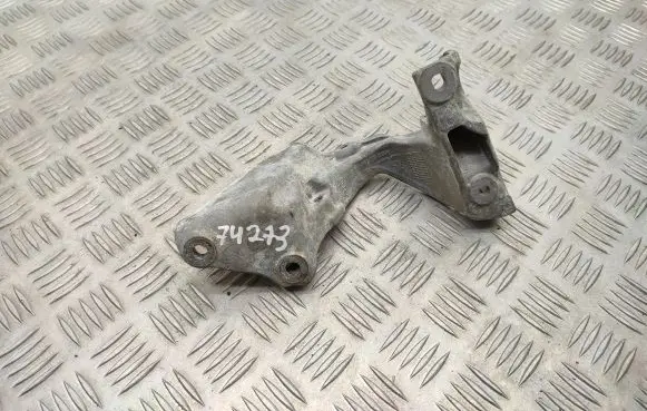 Nissan Qashqai Engine mounting bracket 147177968R
