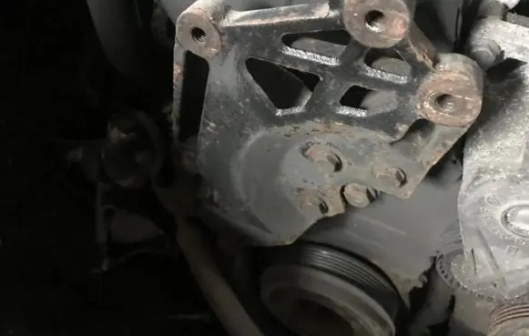 Engine mounting bracket