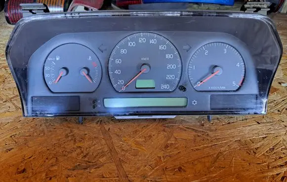 Volvo S70 V70 V70 XC Speedometer (instrument cluster) 9472523 69294240T