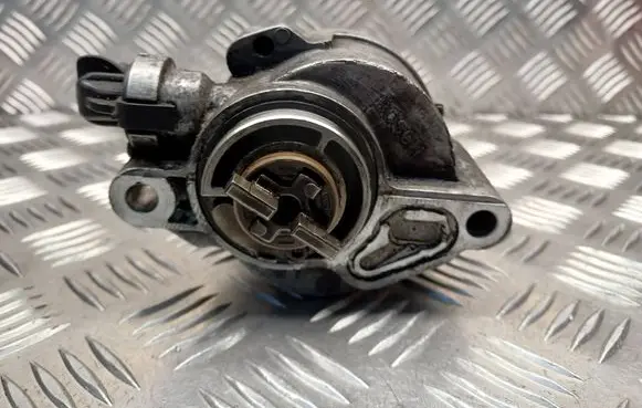 Mazda 3 I Vacuum pump D1563C1