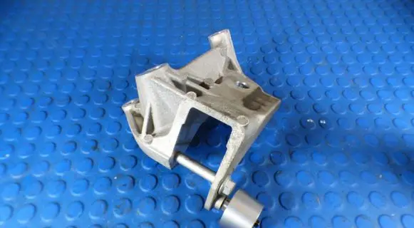 Engine mounting bracket