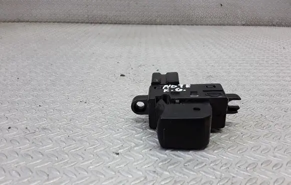Nissan Note (E11) Electric window control switch