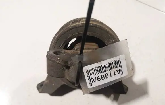 Opel Zafira B Engine mount bracket 90539246