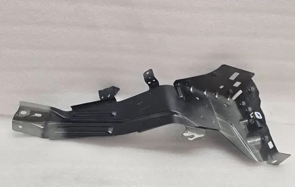 Volvo XC40 Fender mounting bracket 32348652
