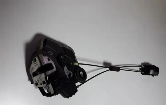 Suzuki Grand Vitara II Rear door lock 8235065J11