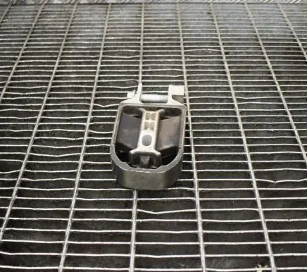 Volvo V40 Engine mount bracket