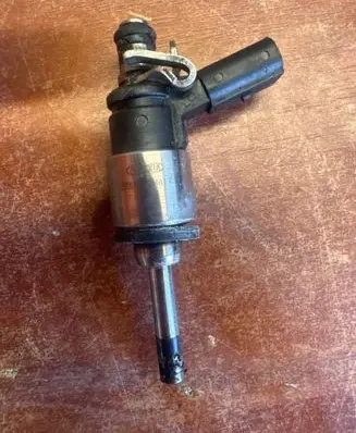 Hyundai Tucson TL Fuel injector 353102M417