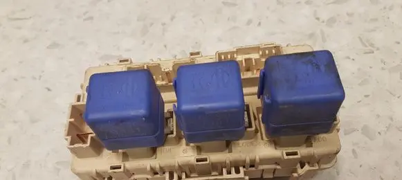 Nissan X-Trail T30 Fuse module 2523079981 20507071632