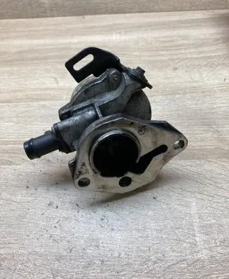 Renault Clio I Vacuum pump 8200577807