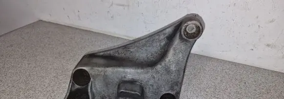 BMW 5 E39 Engine mounting bracket 6750441