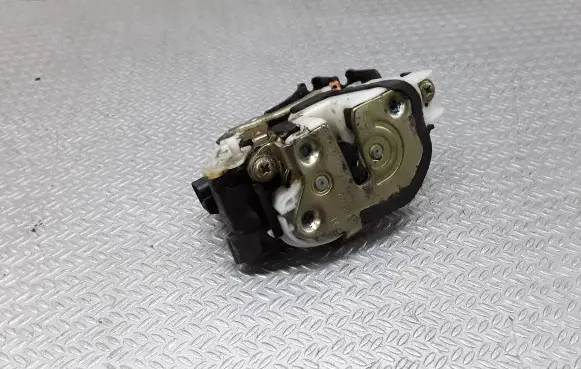 Mitsubishi Grandis Rear door lock