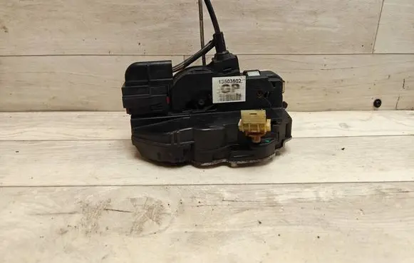 Opel Insignia A Front door lock 13503802