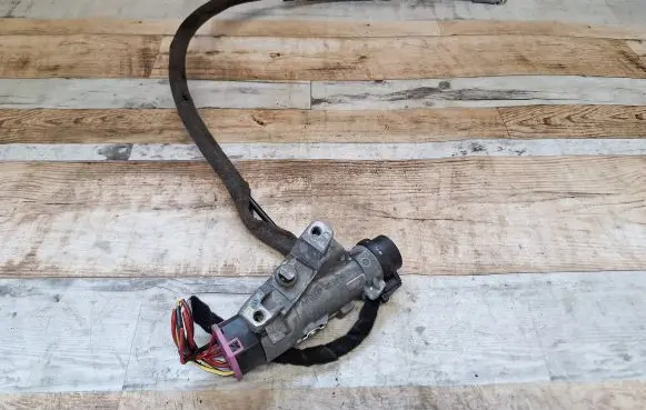 Volkswagen PASSAT B5.5 Ignition lock 4B0905851