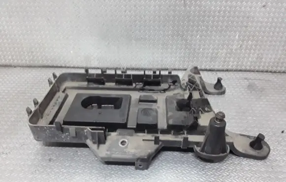Volkswagen PASSAT B6 Battery tray 1K0915333C