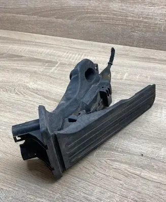 Volkswagen Touran I Accelerator throttle pedal 1T1721503H 6PV00868900