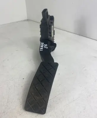 Accelerator throttle pedal