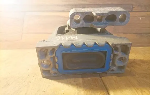 Volkswagen PASSAT B6 Engine mount bracket