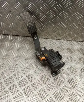 Volkswagen PASSAT B5.5 Accelerator throttle pedal 8D1723523F