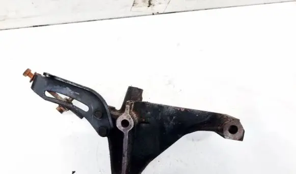 Nissan Sunny Engine mounting bracket