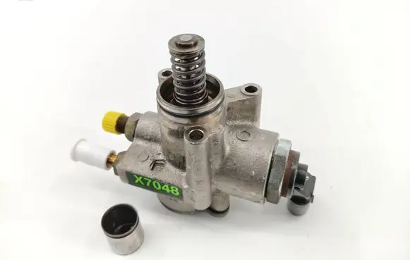 Volkswagen Golf V Fuel injection high pressure pump 03C127025R