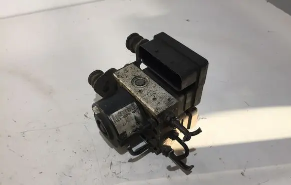 Skoda Octavia Mk2 (1Z) ABS Pump 1K0907379AK