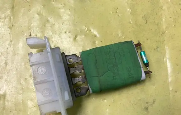 Mercedes-Benz B W245 Heater blower motor/fan resistor A1698200397