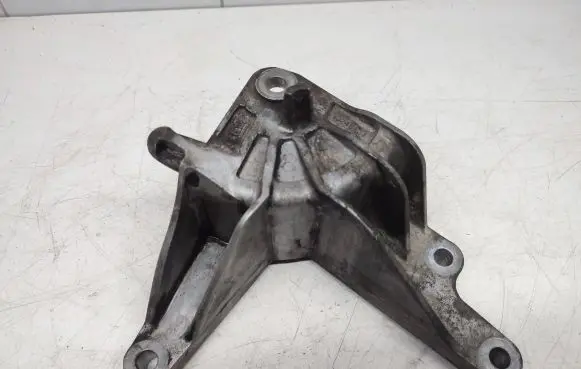 Chevrolet Cruze Gearbox mounting bracket 13248663 C2604M