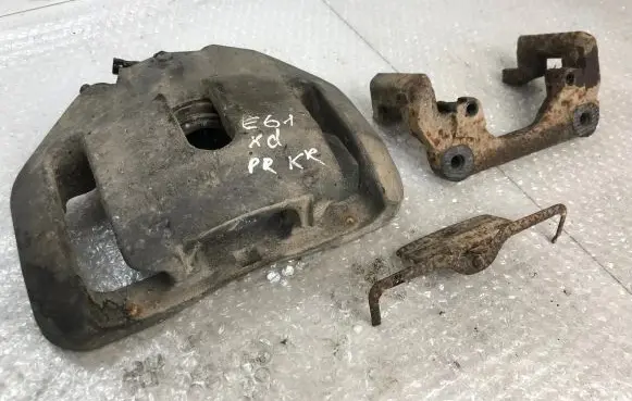 BMW 5 E60 E61 Front brake caliper 6030