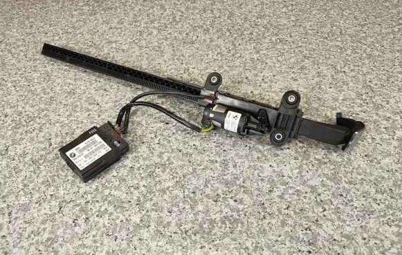 BMW 3 E92 E93 Seat belt adjustment motor 9165378