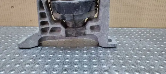 Engine mount vacuum valve