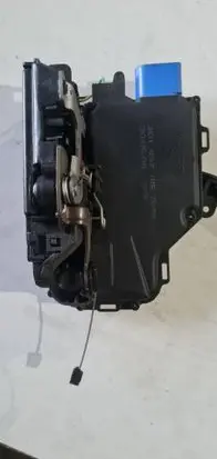 Volkswagen Jetta V Front door lock 3D1837015