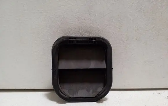 Fiat 500L Quarter panel pressure vent 