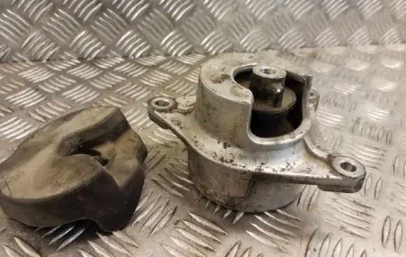 Honda FR-V Engine mount bracket