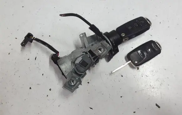 Volkswagen Golf V Ignition lock 