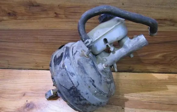 KIA Clarus Brake booster