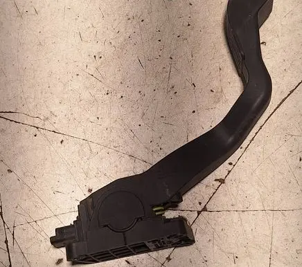 Accelerator throttle pedal