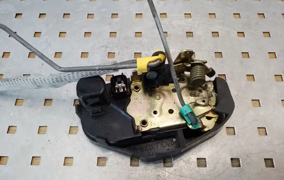 Chrysler 300 - 300C Front door lock