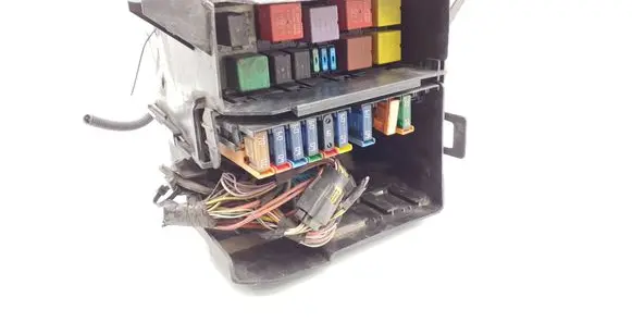 Renault Trafic II (X83) Fuse module
