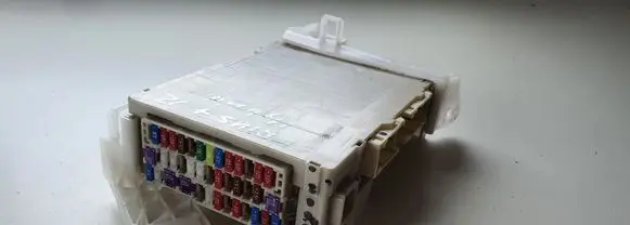 Toyota Prius+ (ZVW40) Fuse module 8273047420A