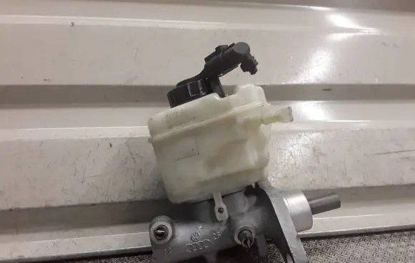 Audi Q7 4L Master brake cylinder 03350887621