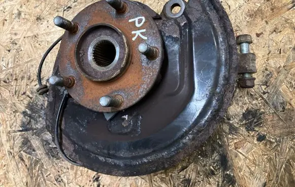 Nissan Juke I F15 Front wheel hub spindle knuckle 
