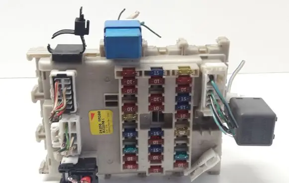 Nissan Almera Fuse module 243505M300 0328001