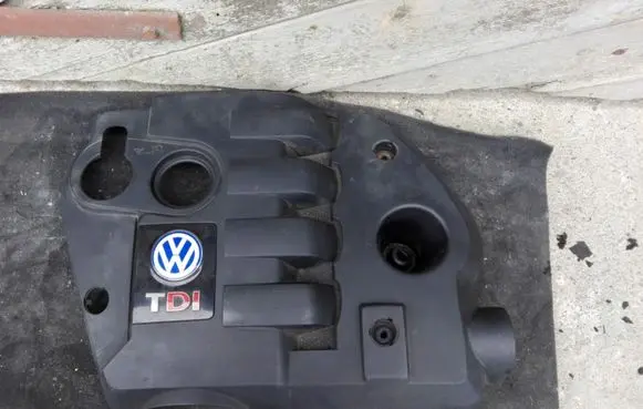 Volkswagen PASSAT B5.5 Engine cover (trim)