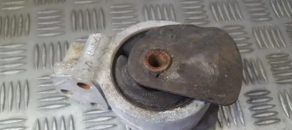 Volvo S40, V40 Engine mount bracket 3318030
