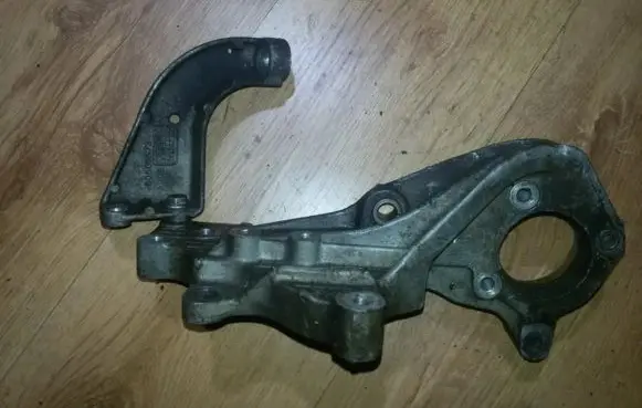 Engine mounting bracket