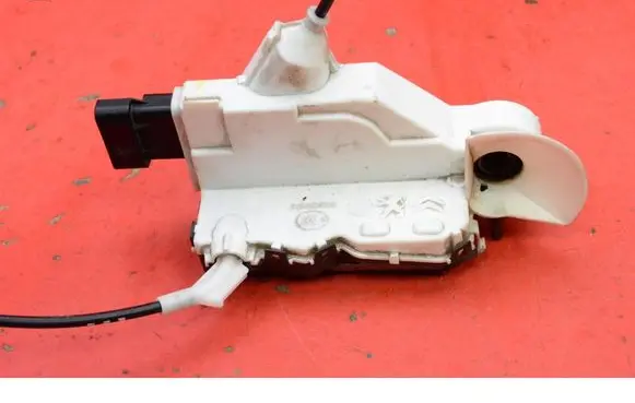 Peugeot 308 Front door lock A048069