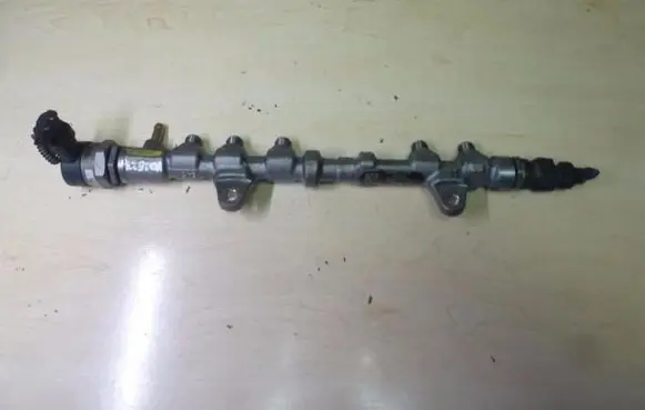 Opel Corsa D Fuel distributor 55573467 VD2527