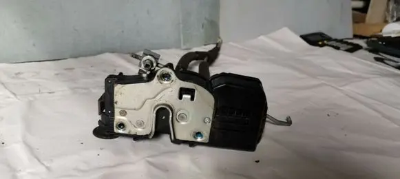 Chevrolet Captiva Front door lock