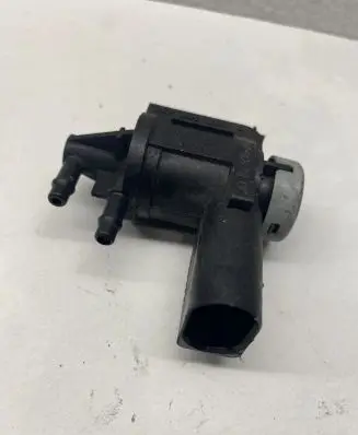 Engine mount vacuum valve